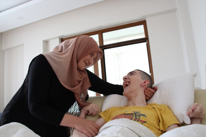 Hayatını "nefesim" dediği serebral palsi hastası oğlunu adadı