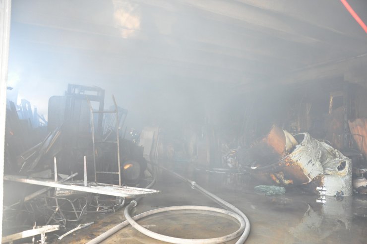 Mobilya fabrikasında yangın: 2 yaralı
