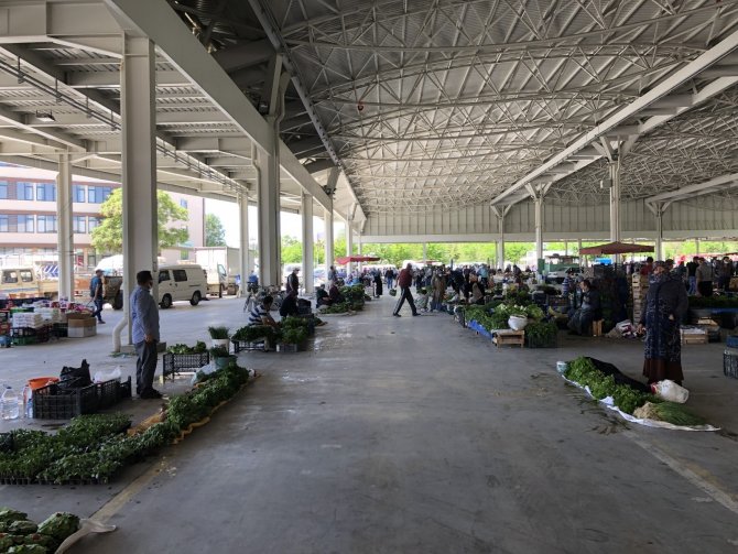 Konya'da tam kısıtlamanın ikinci pazarında mesafeli alışveriş