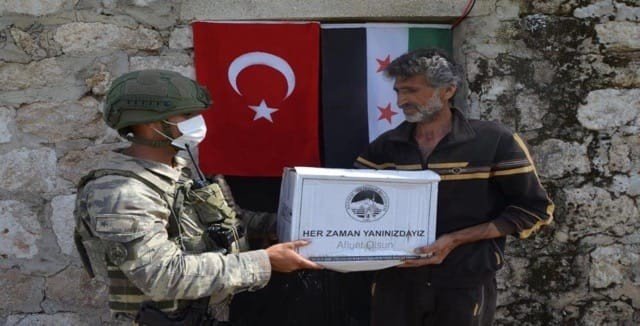 Türk ordusundan İdlib’deki ihtiyaç sahibi ailelere gıda yardım