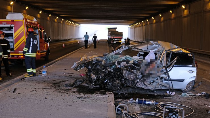 Konya'da feci kaza! TIR'a çarpan otomobilin sürücüsü öldü, eşi ve 3 çocuğu yaralı