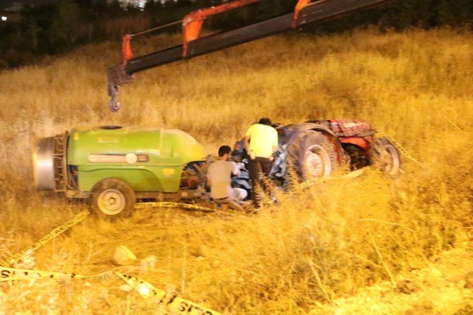 Traktör şarampole devrildi: 1 ölü, 1 yaralı