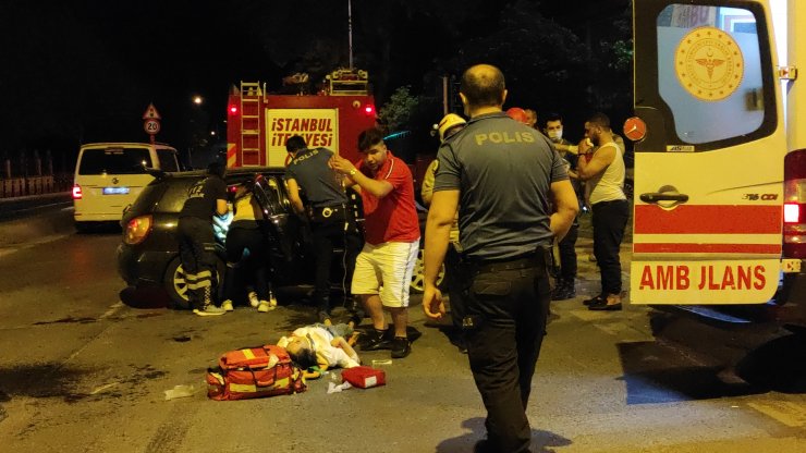 Zeytinburnu'nda iki otomobil çarpıştı: 4 yaralı