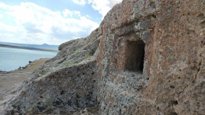 Baraj kenarında yeraltı şehri