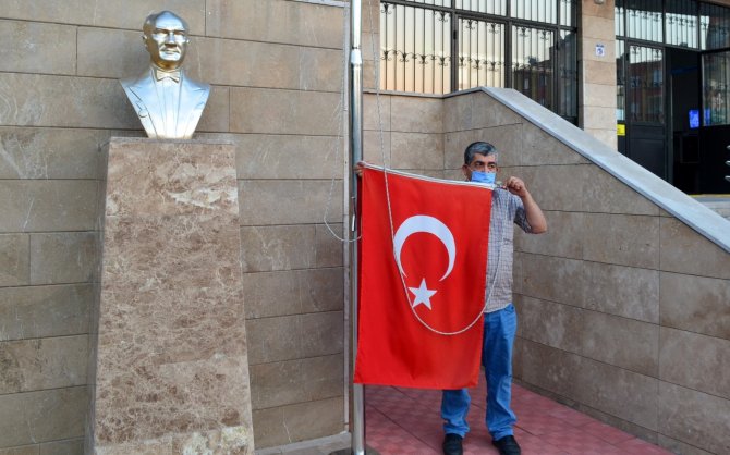 Rüzgarda yere düşen Türk bayrağını dalgalandırmak için seferber oldular