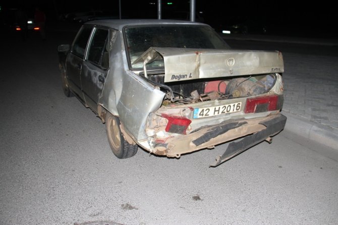 Konya'da kırmızı ışıkta bekleyen cipe otomobil çarptı!