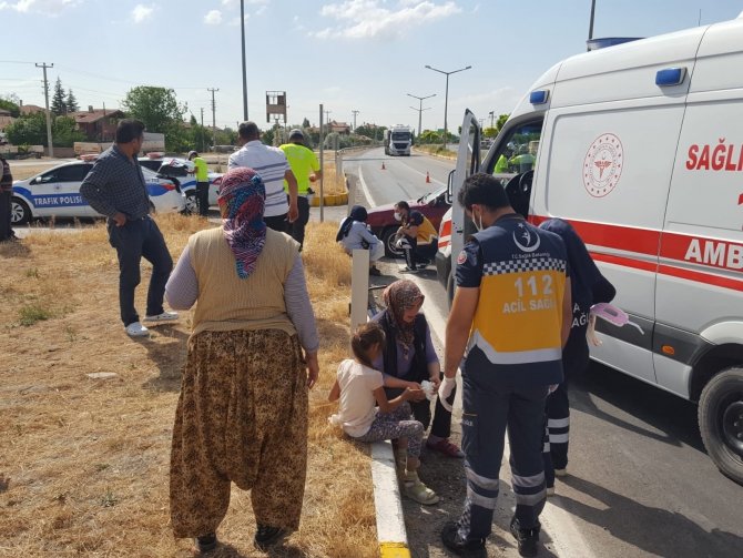 Konya'da kazada yaralanan kız çocuğu ambulansa binmeyince polis ikna etti