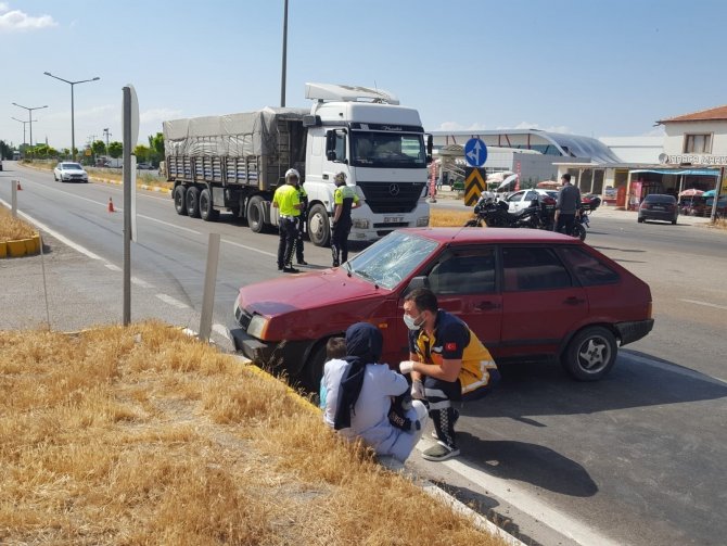 Konya'da kazada yaralanan kız çocuğu ambulansa binmeyince polis ikna etti