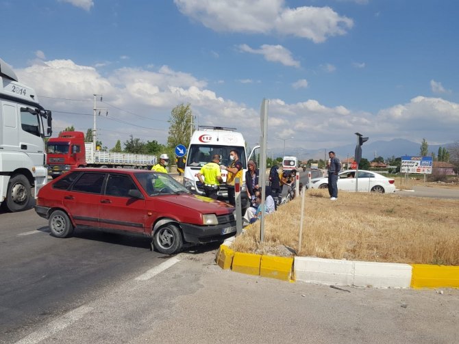 Konya'da kazada yaralanan kız çocuğu ambulansa binmeyince polis ikna etti