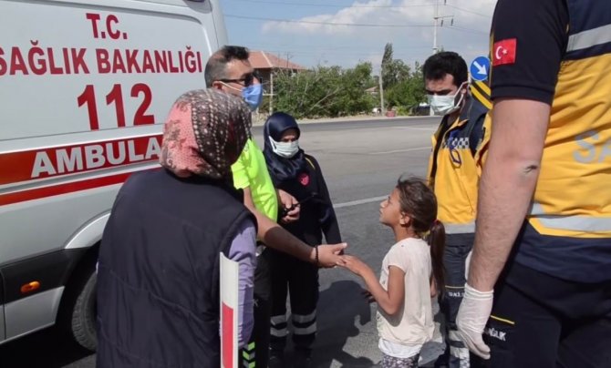 Konya'da kazada yaralanan kız çocuğu ambulansa binmeyince polis ikna etti