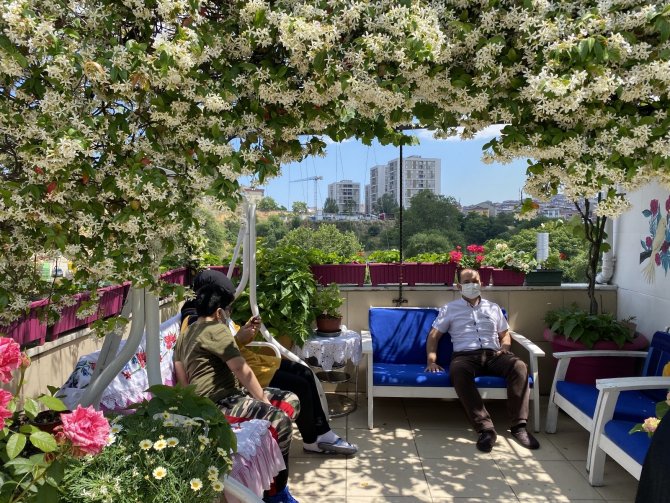 Balkonunu çiçek bahçesine çeviren kanser hastası, yarışmada 1’inci oldu