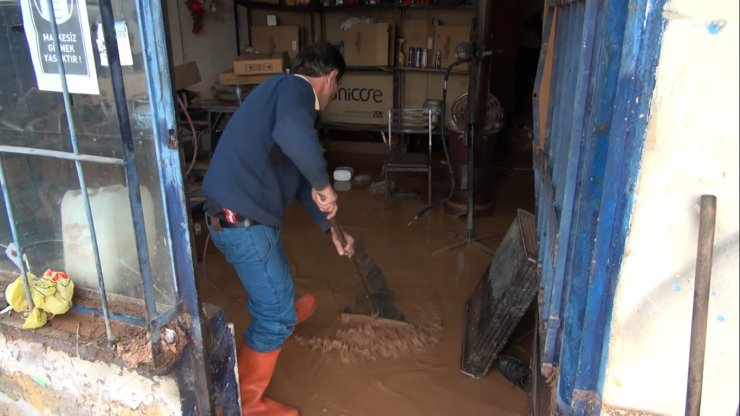 Kırıkkale'de sağanak yağış sele neden oldu, otomobiller sulara gömüldü
