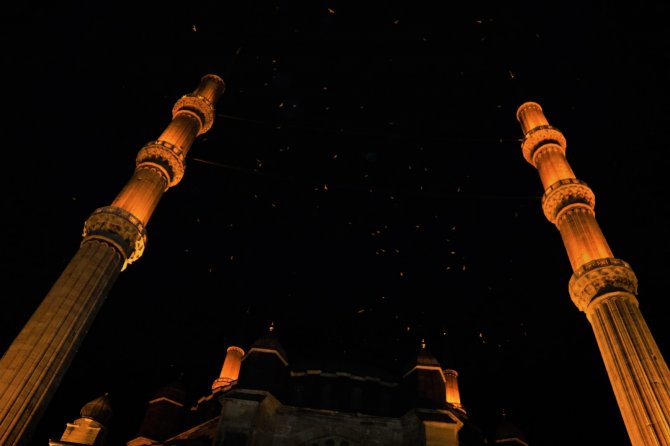 ’Selimiye Camii’ üzerinde martıların görsel şöleni