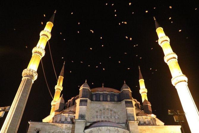 ’Selimiye Camii’ üzerinde martıların görsel şöleni