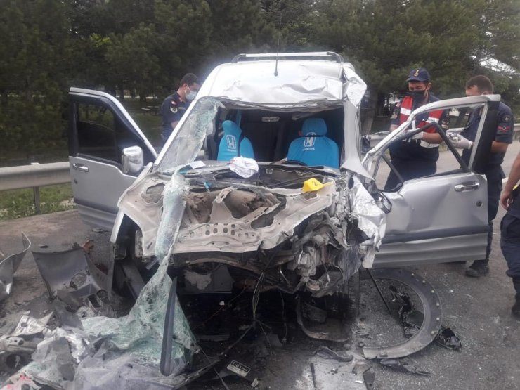TIR’a çarpan araçtaki anne ve kızı öldü, baba ve 2 oğlu yaralandı