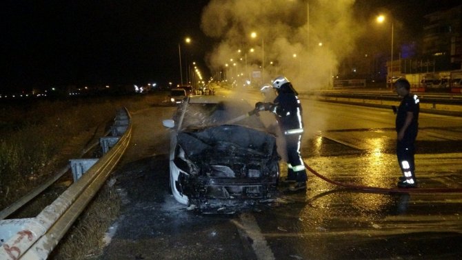 Alkollü sürücünün patlak lastikle kullandığı otomobil alev alev yandı
