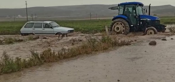 Konya'da sağanak; tarım arazileri suyla doldu