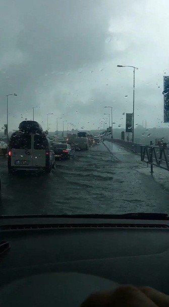 İstanbul’da sağanak yağmur bazı yolları göle çevirdi