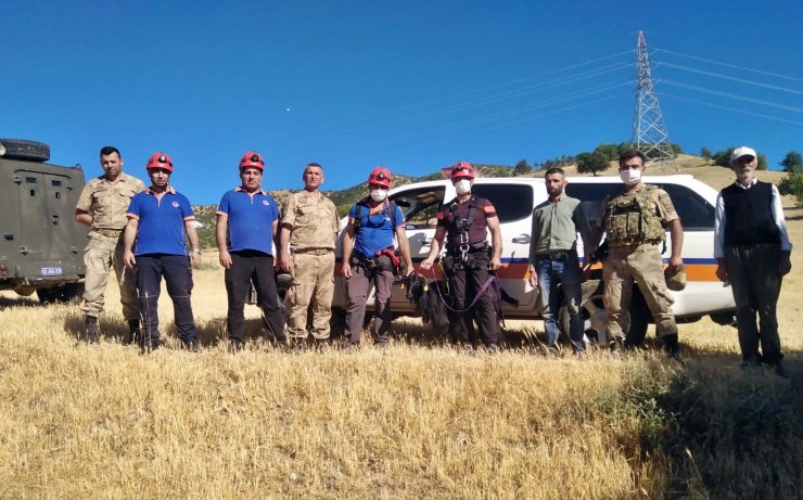 Kurttan kaçıp uçurumda mahsur kalan keçiyi AFAD ekibi kurtardı