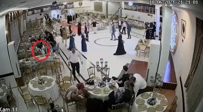 Düğün salonundaki küçük hırsız kameralara yakalandı