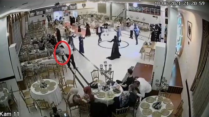 Düğün salonundaki küçük hırsız kameralara yakalandı