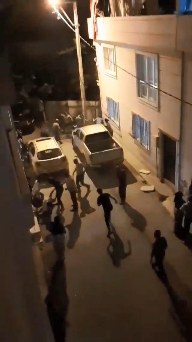 Bursa'da ailelerin taşlı- sopalı kavgası kamerada