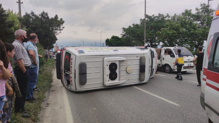Otomobil ile çarpışan ambulans devrildi: 4 yaralı