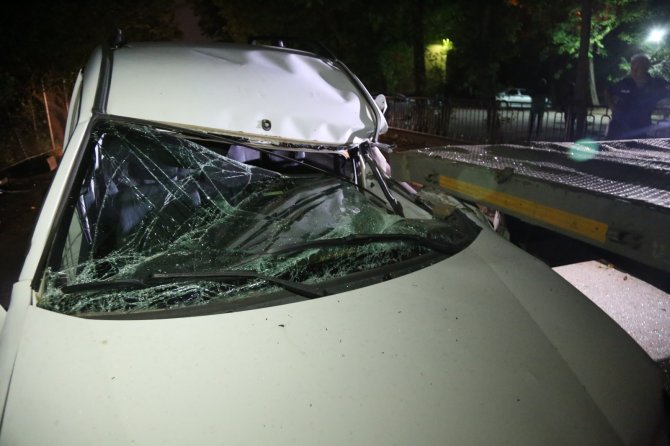 Park halindeki tıra çarpan hafif ticari aracın sürücüsü ağır yaralandı