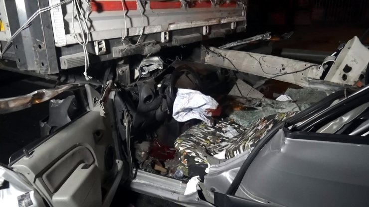 TIR’a arkadan çarpan ticari araç sürücüsü öldü