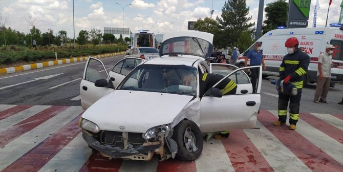 Konya'da iki otomobil çarpıştı! Çok sayıda yaralı var