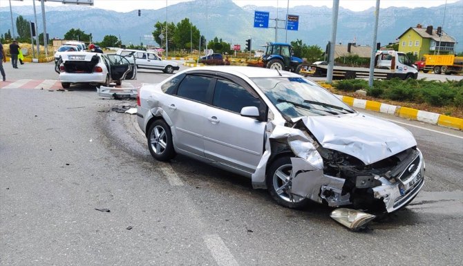 Konya'da iki otomobil çarpıştı! Çok sayıda yaralı var