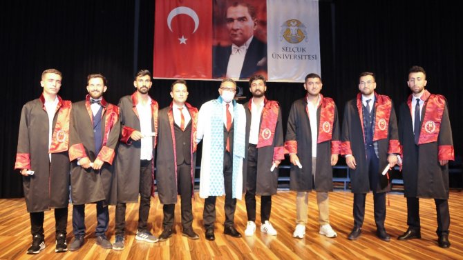 Selçuk Üniversitesinde mezuniyet sevinci