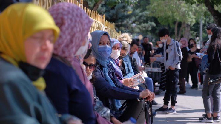 Fakülte kapısı, velilerin 'aç, aç' tezahüratıyla geç kalan gence açıldı