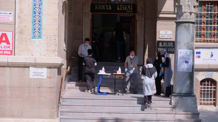 Fakülte kapısı, velilerin 'aç, aç' tezahüratıyla geç kalan gence açıldı