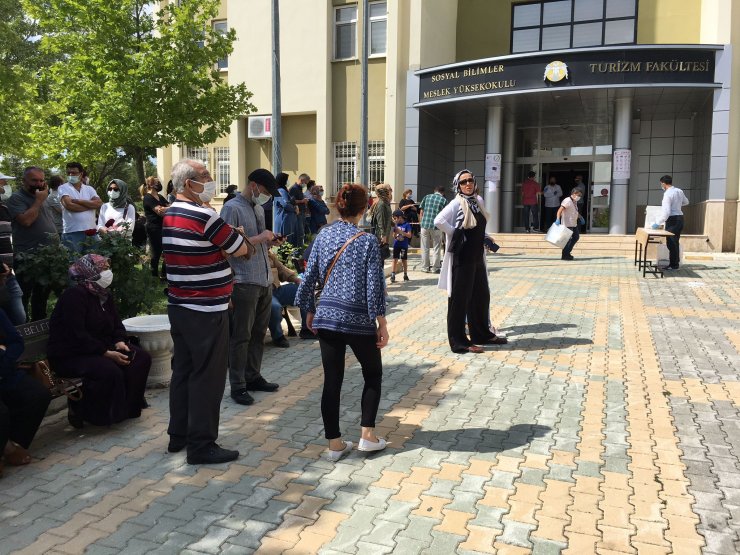 Fakülte kapısı, velilerin 'aç, aç' tezahüratıyla geç kalan gence açıldı