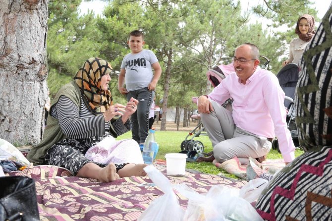 Başkan Kavuş Meram Millet Bahçesi’nde piknikçilerle buluştu