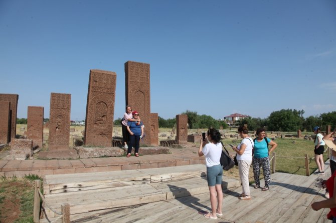 Selçuklu Mezarlığı’nda ziyaretçi yoğunluğu