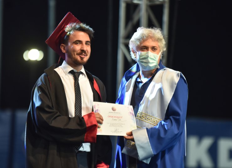 Üçüz doktorların diploma gururu