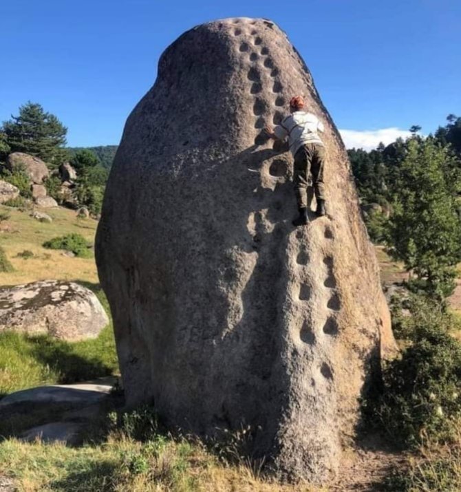 21 basamakla kaya görenleri şaşırtıyor