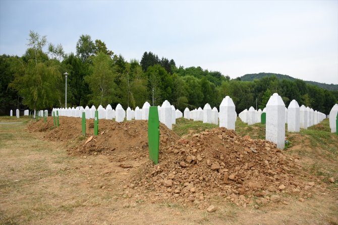 Srebrenitsa soykırım kurbanları defnedildi