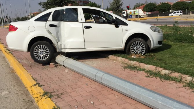 Konya'da hızını alamayan otomobil aydınlatma direğine çarptı