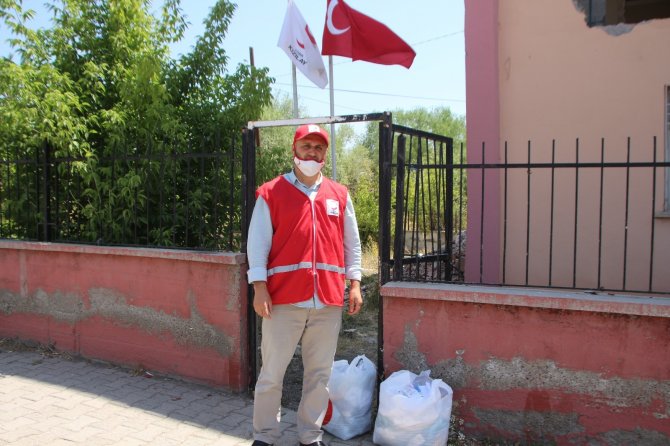 Varto’da Kur’an kursu öğrencilerine giyim yardımı