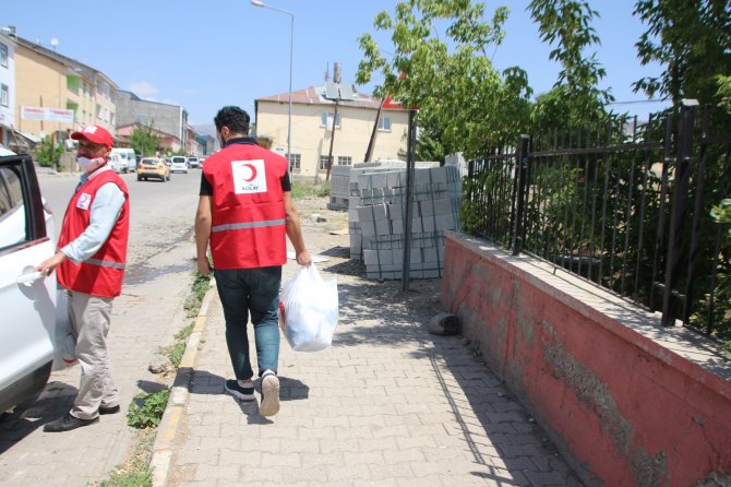 Varto’da Kur’an kursu öğrencilerine giyim yardımı