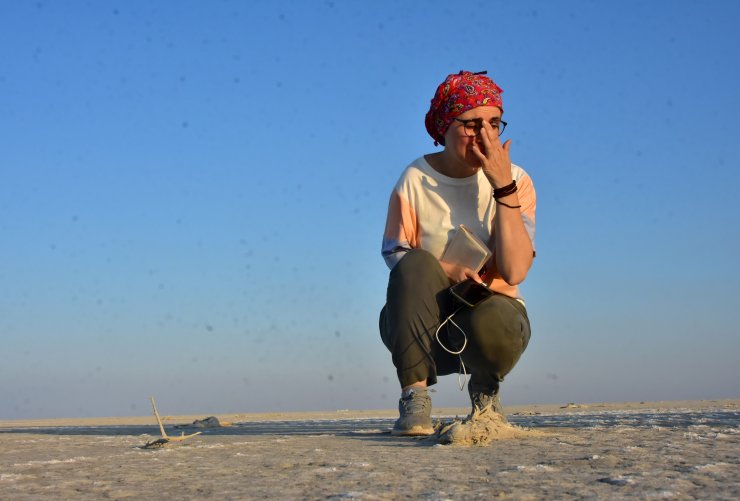 Yavru flamingo ölülerini görünce gözyaşlarını tutamadı