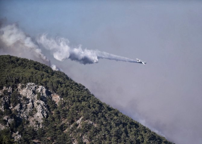 Mersin'de devam eden orman yangını İHA ile görüntülendi