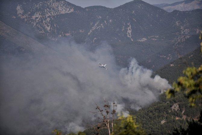 Mersin'de devam eden orman yangını İHA ile görüntülendi