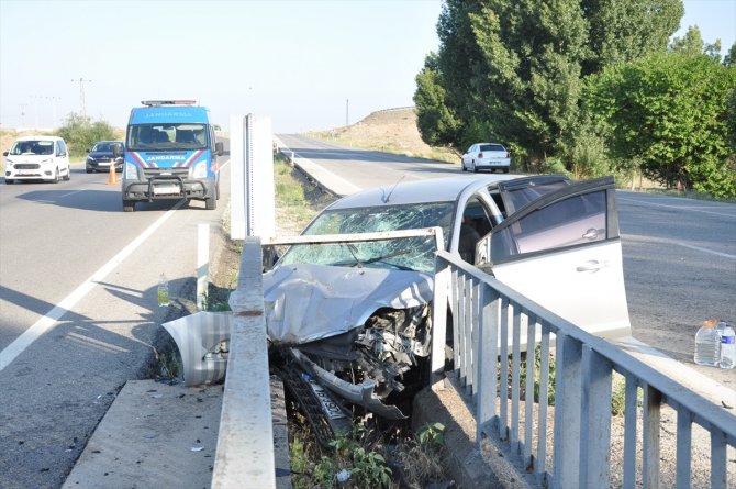 Yozgat'ta otomobil köprü korkuluklarına çarptı: 1 ölü, 2 yaralı