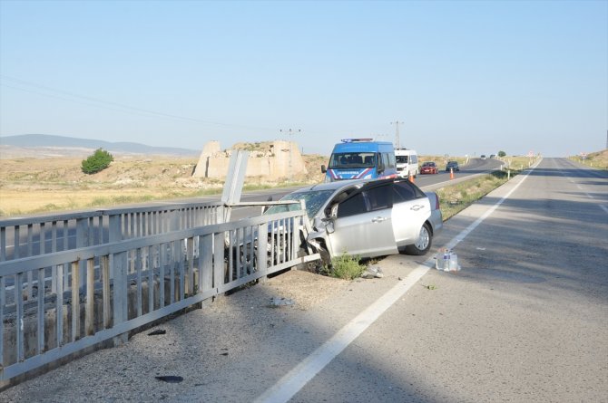 Yozgat'ta otomobil köprü korkuluklarına çarptı: 1 ölü, 2 yaralı