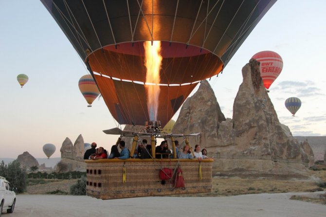 Kapadokya’da gökyüzünde balonların dansı