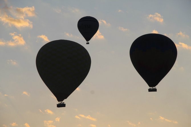 Kapadokya’da gökyüzünde balonların dansı